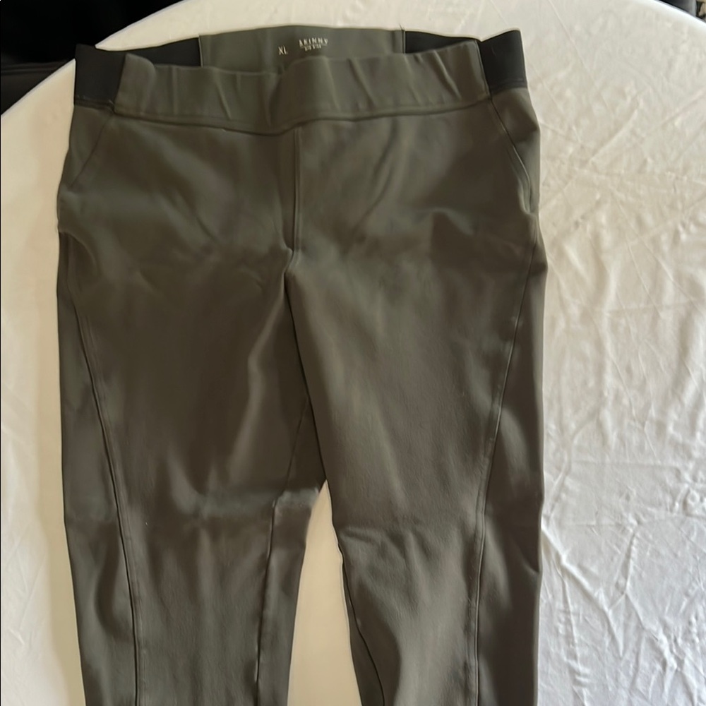 Simply Vera Vera Wang Green Leggings with Modern Silhouette
